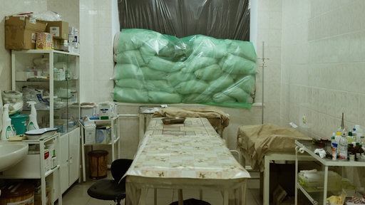 Ein Kinderkrankenhaus in Cherniviv, Ukraine, im Fenster liegen Sandsäcke zum Schutz