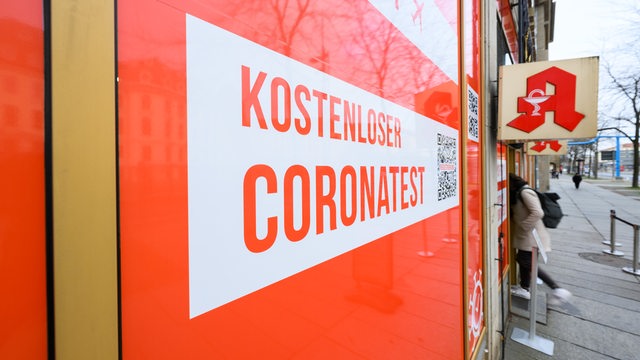 «Kostenloser Coronatest» steht am Schaufenster einer ehemaligen Apotheke. 