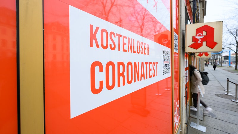 «Kostenloser Coronatest» steht am Schaufenster einer ehemaligen Apotheke. 