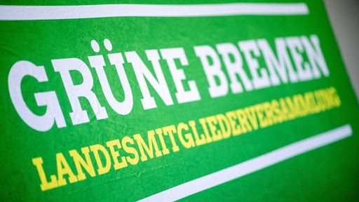 Auf einem Transparent steht: "Grüne Bremen - Landesmitgliederversammlung"
