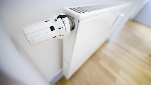 Das Thermostat einer Heizung steht auf dem Symbol Schneeflocke (Frostschutzeinstellung). 