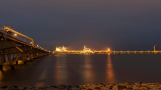 Eine Tankerlöschbrücke in Wilhelmshaven.