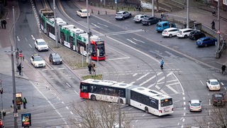 Ein Bus fährt in der Bremer Innenstadt über eine Kreuzung.