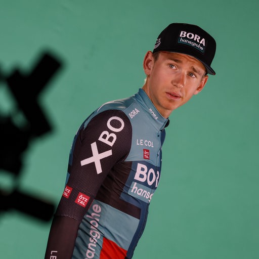 Radprofi Lennard Kämna schaut etwas unsicher beim Fotoshooting vor dem Start des Giro d'Italia.