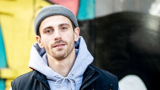 Fynn Kliemann, deutscher Musiker und YouTuber, steht auf seinem Hof „Kliemannsland“ im Ortsteil Rüspel.