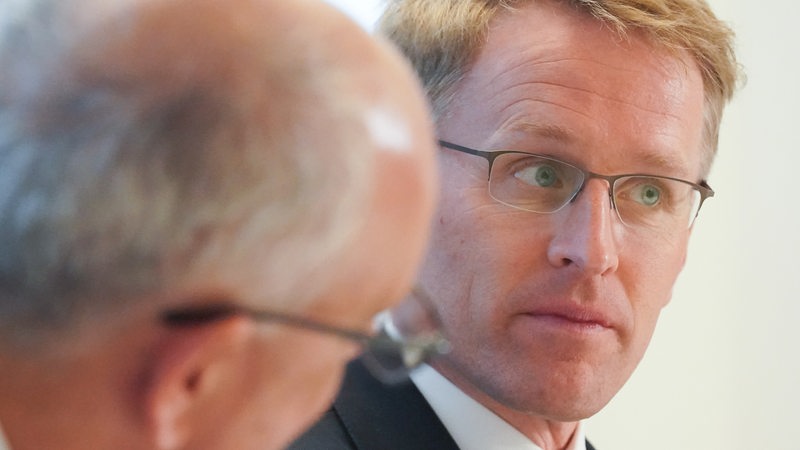 Bremens Bürgermeister Andreas Bovenschulte schaut Schleswig-Holsteins Ministerpräsidenten Christian Günther an