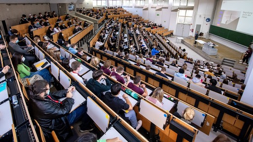 Foto aus einem vollen Hörsaal der Uni Bremen