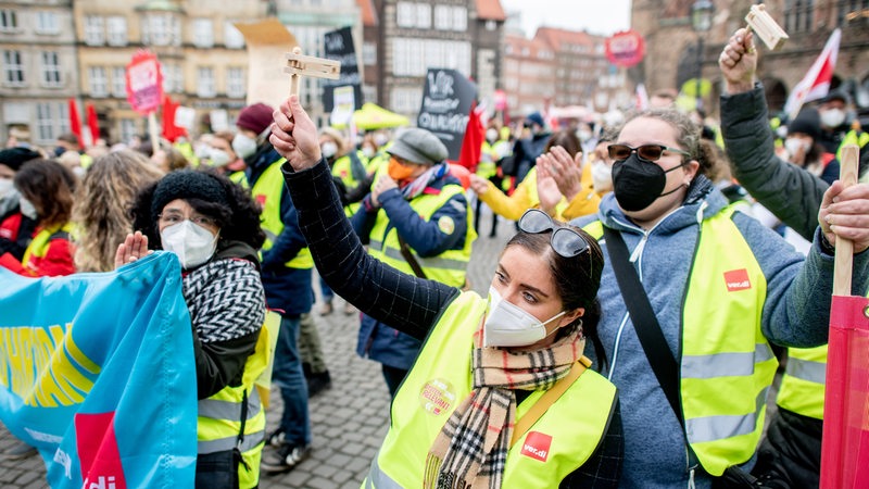 Kita-Mitarbeitende demonstrieren auf dem Marktplatz in Bremen.