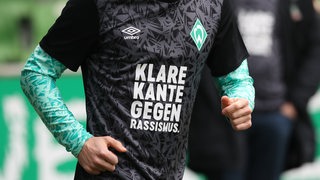 Spruch auf einem Werder-Trikot: Klare Kante gegen Rassismus