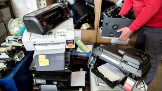 Zahlreiche ausgediente Drucker stehen im Lager eines Unternehmens, das sich auf die Sortierung von Elektroschrott spezialisiert hat. 