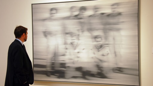Gerhard Richters Bild "Matrosen" (Öl auf Leinwand) betrachtet am Sonntag (07.11.2010) ein Besucher bei Sotheby's in New York.