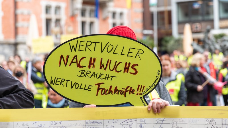 Bei einem Streik ist auf einem Schild "Wertvoller Nachwuchs braucht wertvolle Fachkräfte" geschrieben.