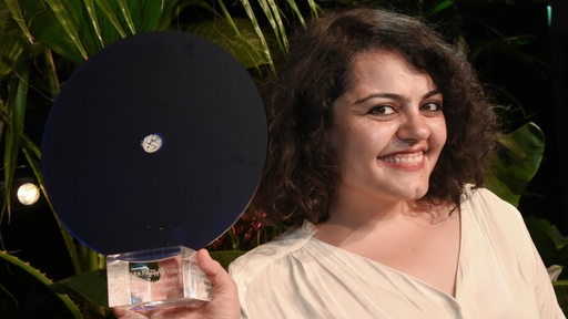 Die deutsch-persische Produzentin und Schauspielerin Sara Fazilat von der Deutschen Film- und Fernsehakademie Berlin freut sich über den No Fear Award für den Film "Nico" bei den First Steps Awards, dem deutschen Nachwuchspreis für Filmemacher.