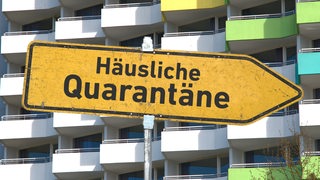 Auf einem Schild steht "Häusliche Quarantäne"
