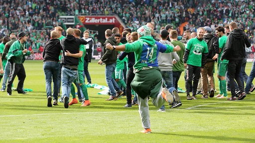 Werder Fans stürmen 2016 den Rasen des Weser-Stadions.