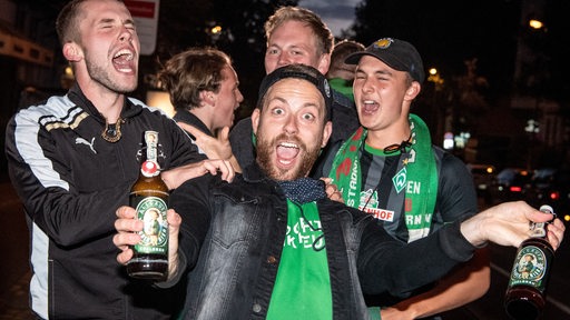 Werder-Fans feiern abends in Bremen ausgelassen nach der erfolgreichen Relegation gegen Heidenheim.