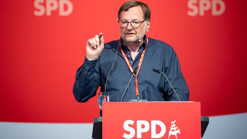 Reinhold Wetjen, Landesvorsitzender der SPD Bremen, spricht auf dem Landesparteitag.