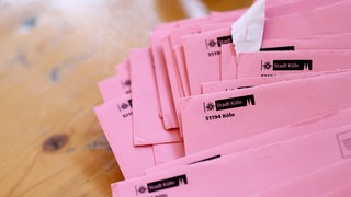 Gestapelte rosa Stimmzettel