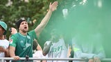 Werder Spieler Niclas Füllkrug feiert den Aufstieg mit den Fans bei einem Autokorso auf einem Tieflader.