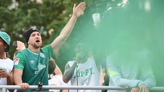 Werder Spieler Niclas Füllkrug feiert den Aufstieg mit den Fans bei einem Autokorso auf einem Tieflader.
