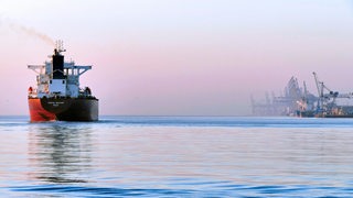 Der Schwergutfrachter Yeoman Bontrup steuert auf der Weser  Bremerhaven an.