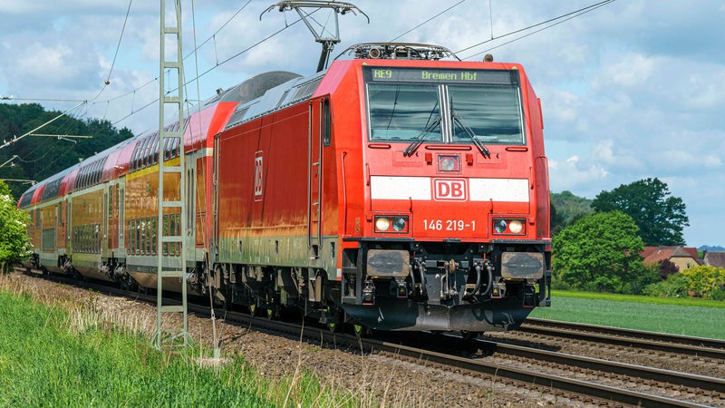 Ein Regional-Express fährt von Osnabrück auf dem Weg nach Bremen durch die Landschaft.