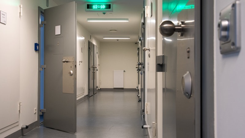 Während der Eröffnung der sanierten Justizvollzugsanstalt am 27.02.2017 in Bremerhaven (Bremen) stehen einige Zellentüren offen.