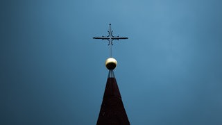 Das Kreuz einer  Kirche.