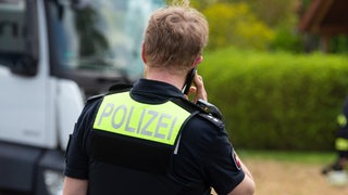 Ein Beamter der Polizei Niedersachen telefoniert