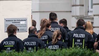 Polizisten vor Schule