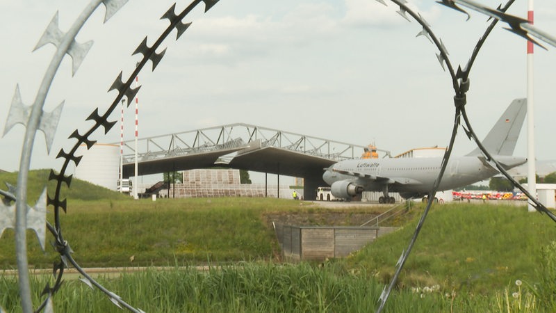 Der Airbus A310 MedEvac rollt auf dem Flughafen in Hamburg-Fuhlsbüttel. Das Spezialflugzeug der Bundeswehr hat Dutzende Kriegsverletzte aus der Ukraine nach Norddeutschland gebracht.
