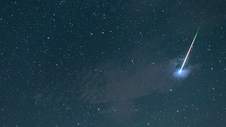 Sternschnuppe fliegt durch den Nachthimmel