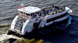 Hamburg: Eine Hafenfv§hre der HADAG ist auf der Elbe im Hamburger Hafen unterwegs. 