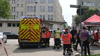 Einsatzkräfte stehen vor dem Lloyd-Gymnasium in Bremerhaven.