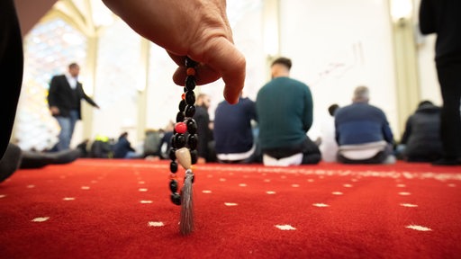 Muslime beten während der Freitagsgebete in einer Moschee