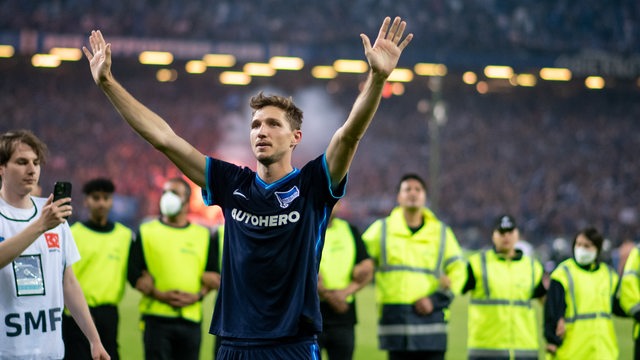 Verteidiger Niklas Stark verabschiedet sich nach dem Relegationsspiel mit hochgereckten Armen von den Berliner Fans.