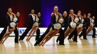 Die Lateinformation des Bremer Grün-Gold-Clubs bei einer Pose der Choreografie "Emozioni".