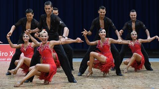 Die Lateinformation der TSG Bremerhaven bei einer Pose der Choreografie "Time Machine".