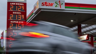 Ein Auto fährt an einer Tankstelle vorbei