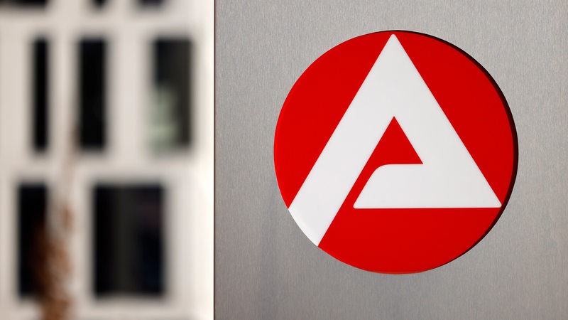 Arge-Logo an einem Agentur für Arbeit-Gebäude.