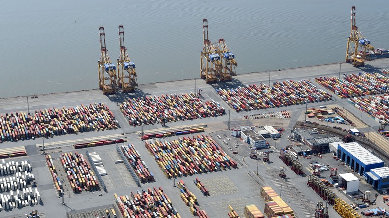 Luftaufnahme zeigt das Containerterminal in Bremerhaven