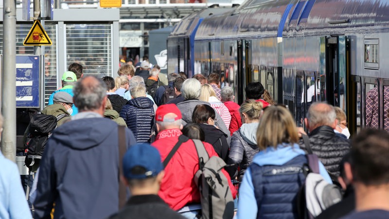 Reisende kommen mit einem Zug der Linie RE6 aus Hamburg-Altona am Bahnhof Westerland auf Sylt an.