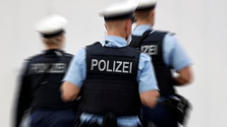 Eine Streife der Bundespolizei mit Videoaufzeichnung und Bodycams ist von hinten zu sehen.