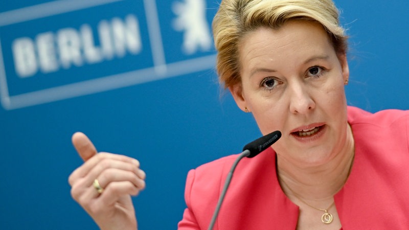 Berlins Bürgermeisterin bei einer Pressekonferenz