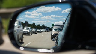 Blick in den Außenspiegel eines Autos