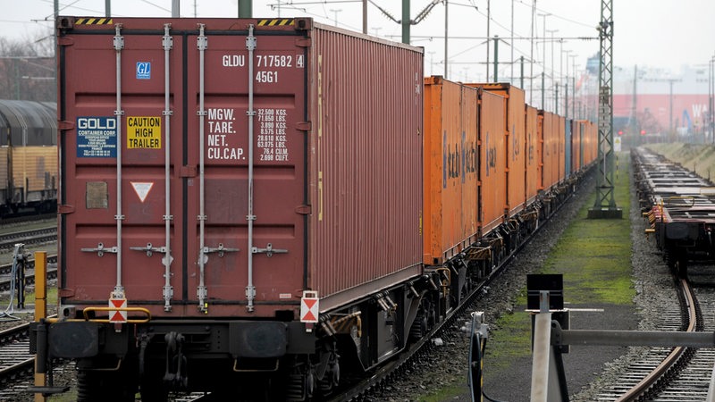 Ein Containerzug steht auf einem Gleis.