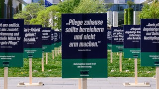 300 Aufstellplakate mit Botschaften von pflegenden Angehörigen hat der Sozialverband VdK auf der Wiese zwischen dem Paul-Löbe-Haus und dem Bundeskanzleramt aufgestellt. 