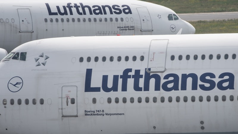 Zwei Lufthansa Maschinen stehen auf dem Rollfeld