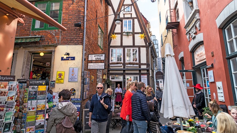 Menschen spazieren und shoppen im Bremer Schnoorviertel