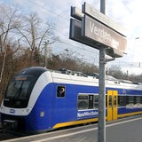 Der NordWestBahn-Zug der Regio-S-Bahn-Verbindung steht auf dem Bahnhof von Verden an der Aller. 